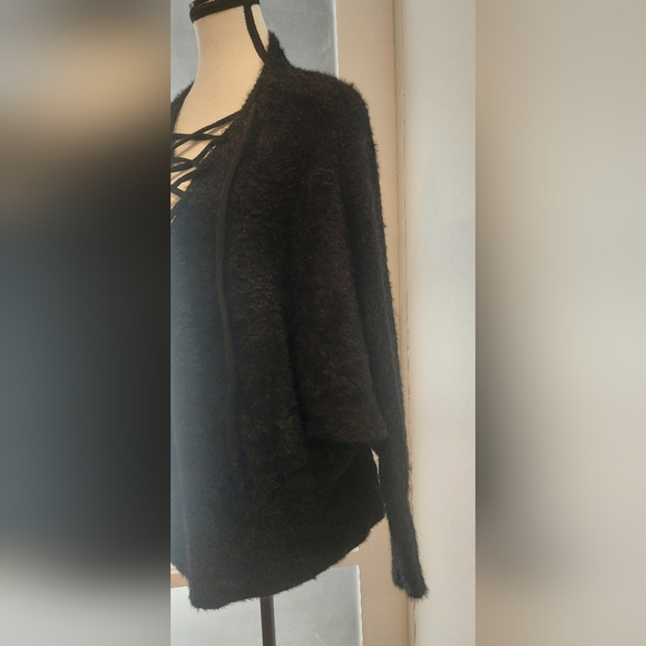 Elegant Black V-Neck Sweater - Picture 3 of 9